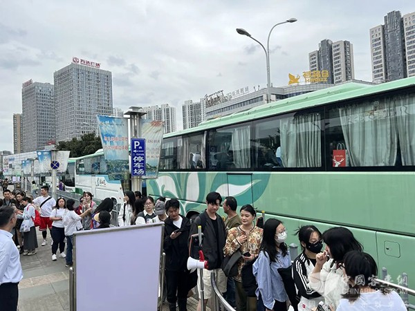 镇江公交 节日期间 线路运营 安全生产 平稳有序