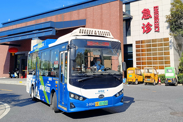 杭州公交破解停车难、行路难 “公交进医院”打通“最后一公里”