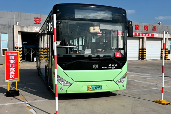 提升职业素质 烟台公交驾驶员技能竞赛暨场内行车安全比赛举行
