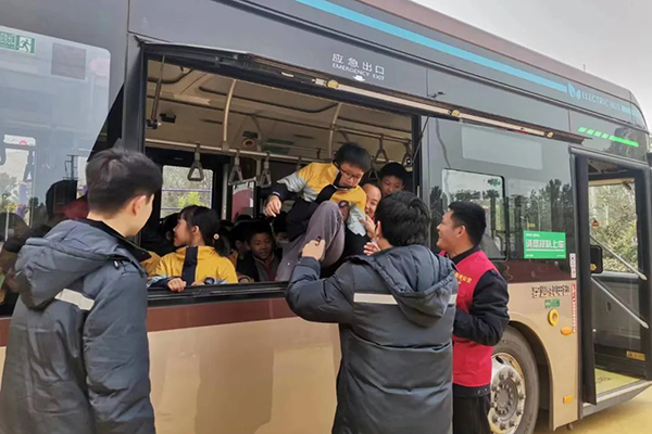 交通安全进校园 郑州公交驾驶员对学生开展主题教育活动