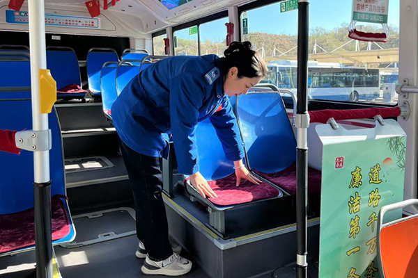 让乘客乘车更温暖舒适 太原公交驾驶员为车辆自制爱心坐垫