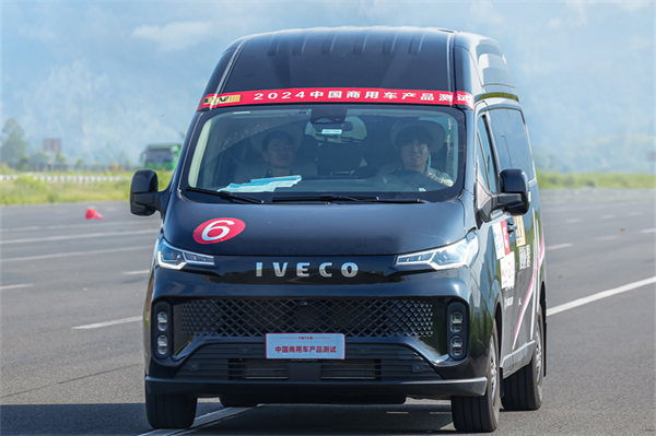 多轮测试展现硬实力 依维柯这款车型荣获“年度轻型客车”称号