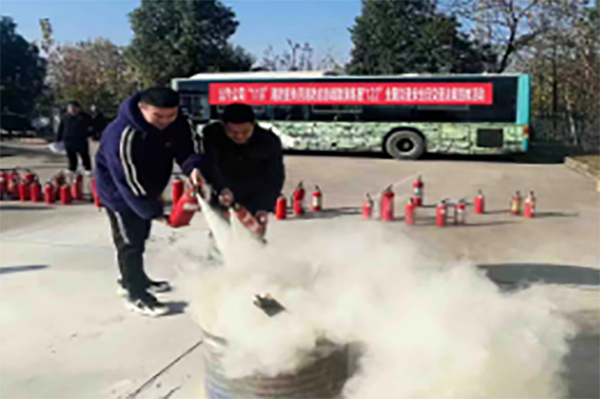 筑牢安全屏障 黄石公交集团公汽公司开展冬季消防逃生演演练