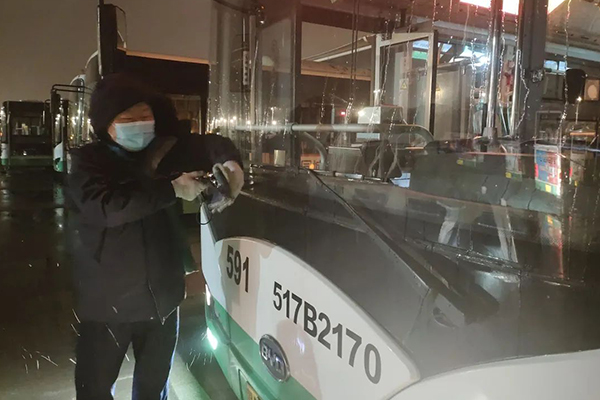温暖护航市民出行路 武汉公交全力保障恶劣天气乘客出行