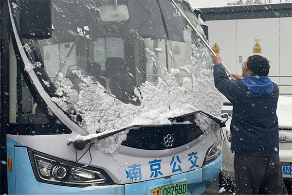 战风雪确保行车安全 南京公交集团最大限度保障市民顺利出行