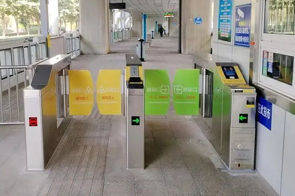 乘客自助刷卡进站 合肥公交 “无人值守”BRT智慧岛站投入使用