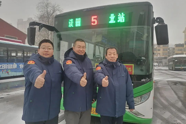 做好防寒保暖工作 石家庄公交御寒冬装发放到一线车长手中