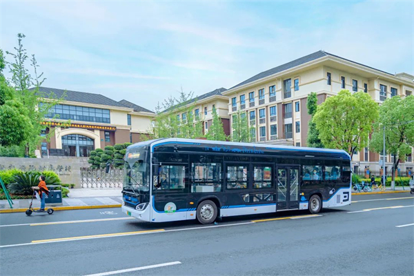 网络热词“显眼包” 在成都公交上是如何体现的？