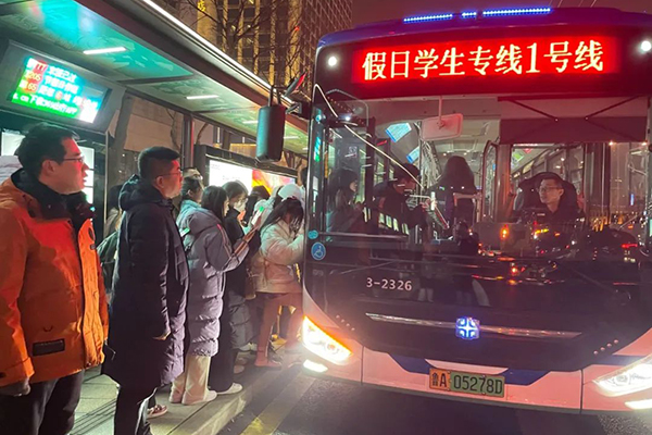 结合节日期间市民出行特点 济南公交根据客流适时加密班次