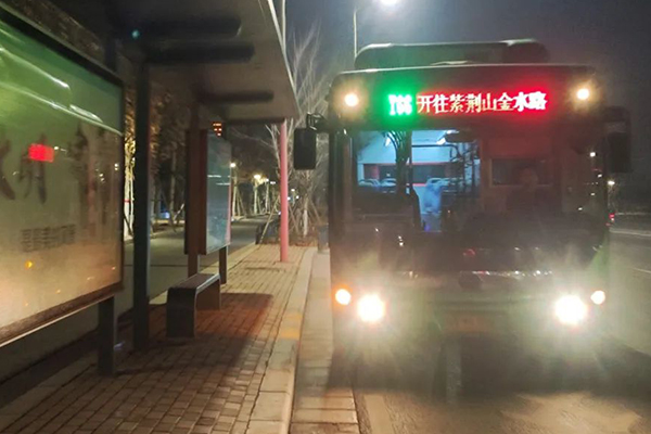 为市民夜间出行提供服务 这就是郑州公交夜班司机的跨年夜