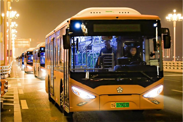 暖城、暖乘、暖诚 百辆格力钛新能源公交上线临沂  