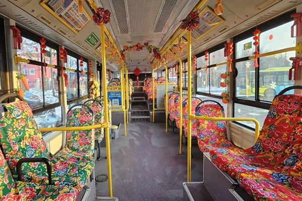 更好地展示城市底蕴 哈尔滨“东北民俗”主题公交车亮相