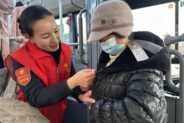 小善凝聚大爱 郑州公交“虎萍党员帮帮团”爱心衣橱再次开启