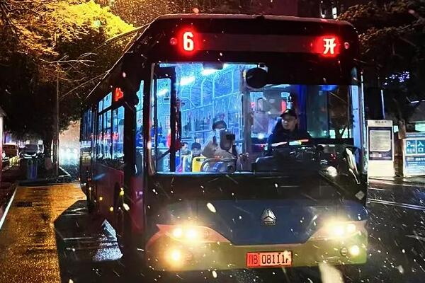 应对冰雪极端天气 绵阳公交多举措全力保障群众平安出行