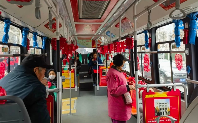 让车内红红火火 武汉公交志愿者邀乘客一起“闹新春”