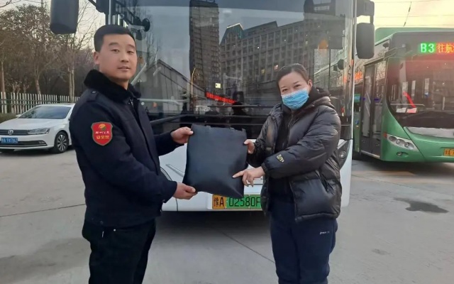 “贵重”挎包遗失车厢 郑州公交20分钟快速寻回