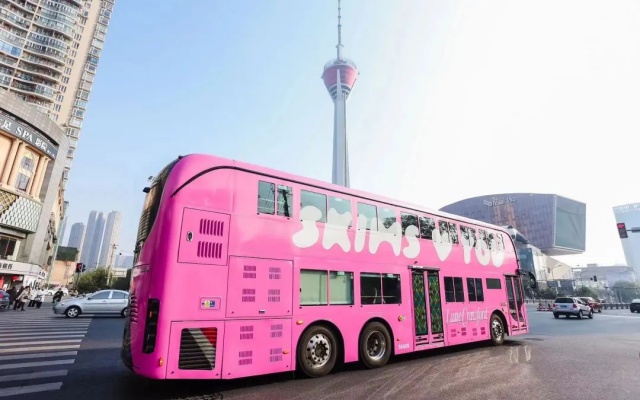 不愧是大城市 成都街头惊现“芭比粉”双层公交