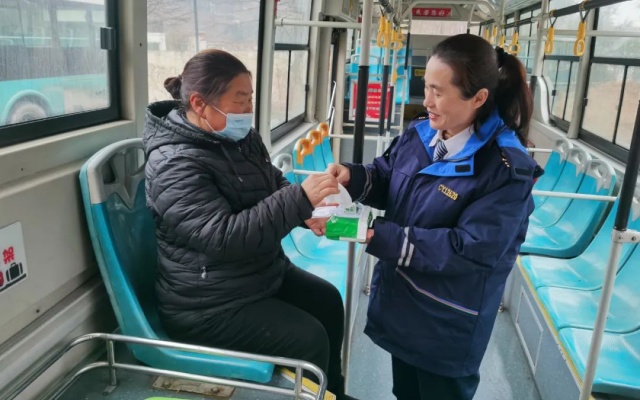 温馨服务 公交驾驶员这样做 为温馨出行再“加码”