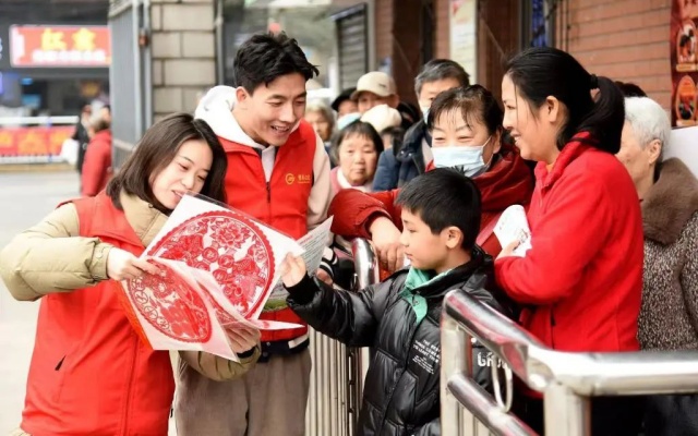 为乘客出行服务 重庆公交“站小青”志愿者服务春运