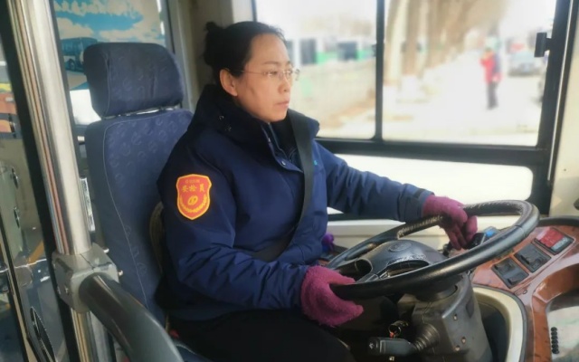 让市民坐上放心车 退休前的她站好了节日的最后一班岗