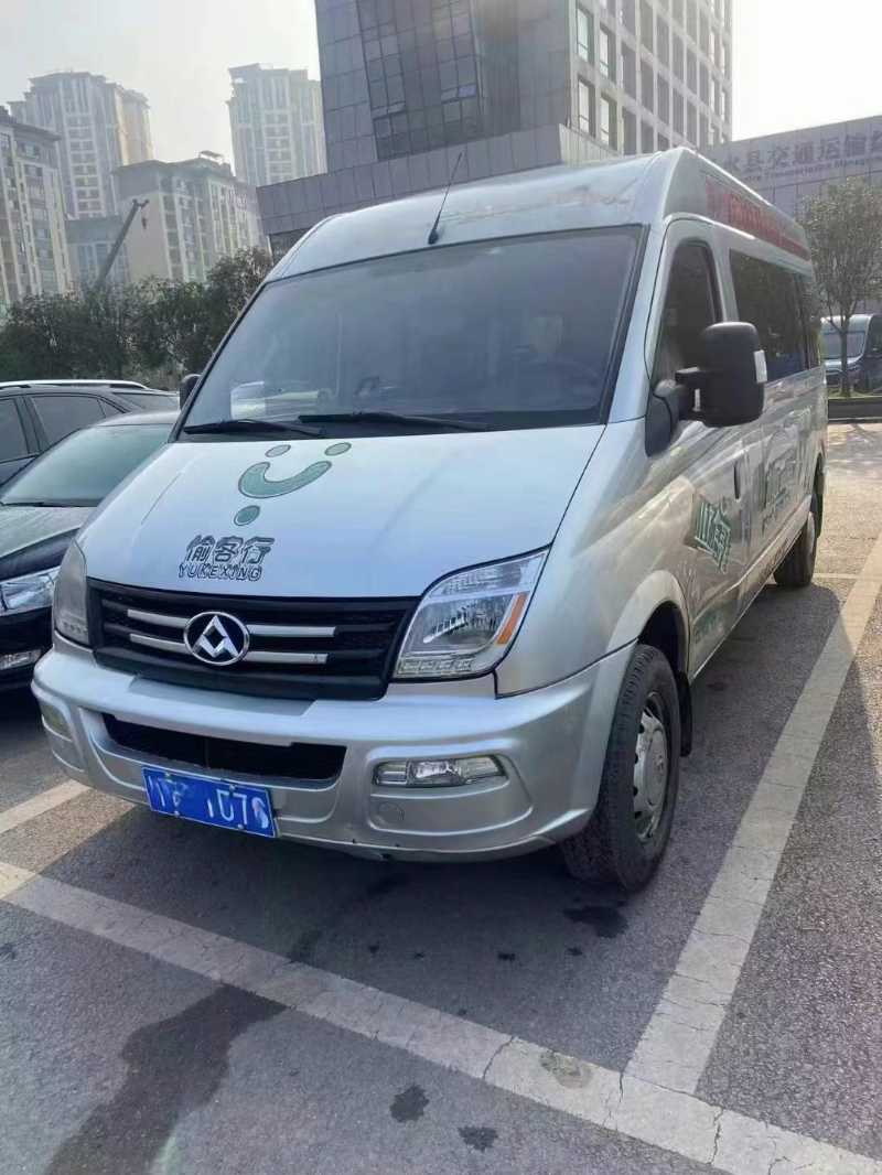 2021年8月 国六9座蓝牌大通V80高配小型中级车