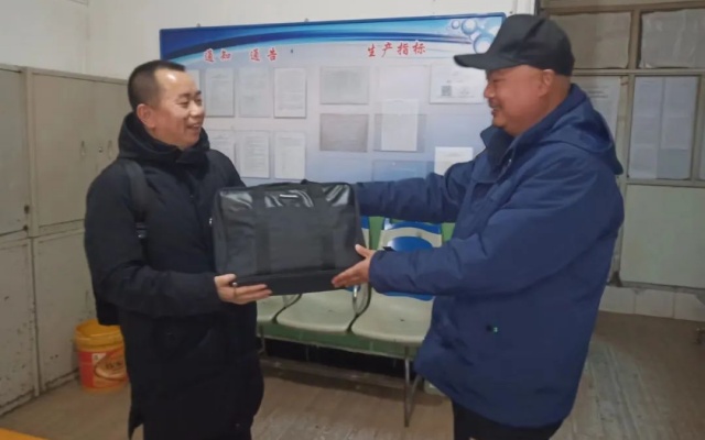 婉拒现金酬谢 石家庄公交车长捡到投影仪物归原主