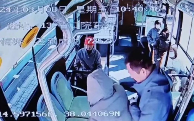 搀扶坐轮椅老人上下车 公交司机细心举动温暖十米车厢