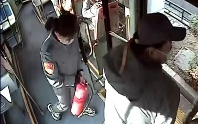 路遇电动三轮自燃 石家庄公交车长出手相助