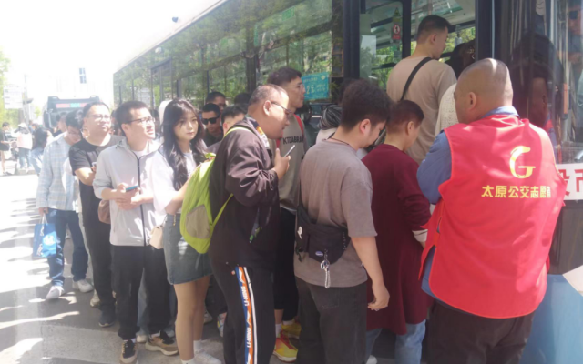 太原公交“雷锋线路”特色服务项目推进这一年