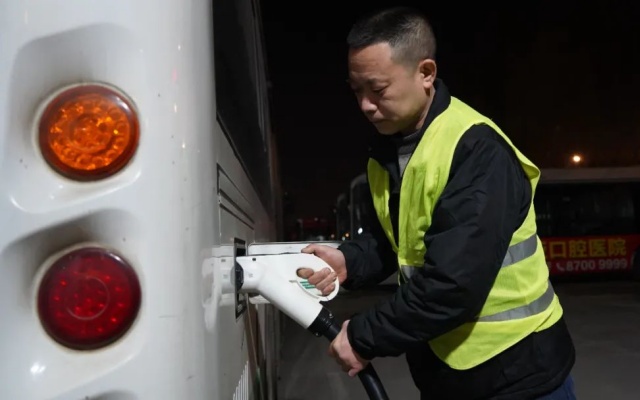 与星夜为伴 武汉公交充电工夜行两万步