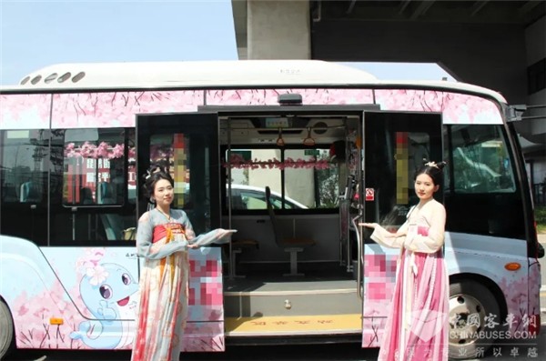 草长莺飞画中游 金龙“樱花接驳车”上线温州