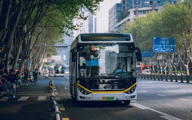 非高峰平均提速8% 成都公交190余条“铃停巴士”助您快速出行