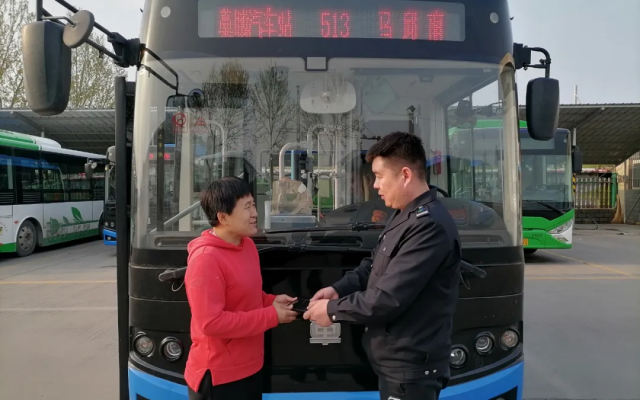 石家庄公交正能量弘扬雷锋精神 引领文明之风