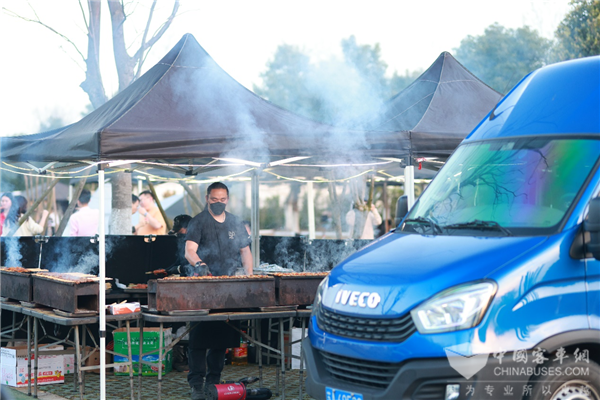 从街头到山河：依维柯车主丁亮的创业故事