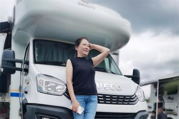 搭依维柯这款房车四海为家 听辰诺奶奶讲述她的生活哲学