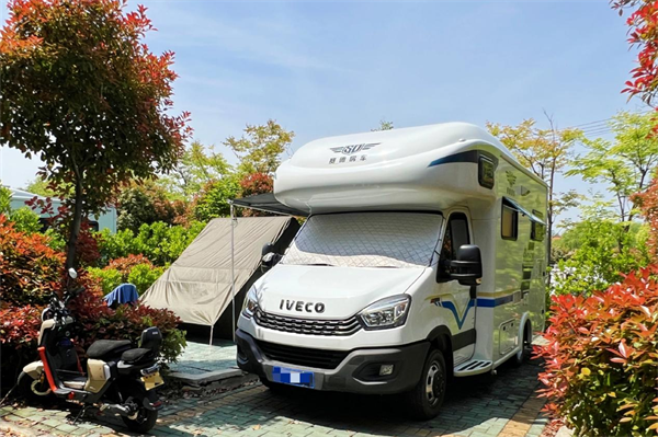 化身“移动城堡” 依维柯房车带你踏上露营之旅 