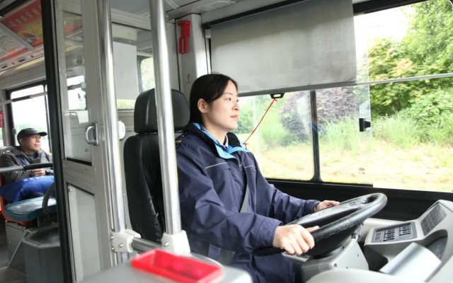 “上车慢点，请站稳扶好！” 这是她的口头禅