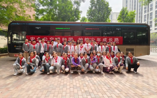 爱随车行 郑州公交安全进校园 护航少年成长路