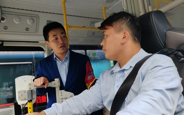 致敬劳动者 用自己踏实勤恳的力量 点燃公交人的光芒