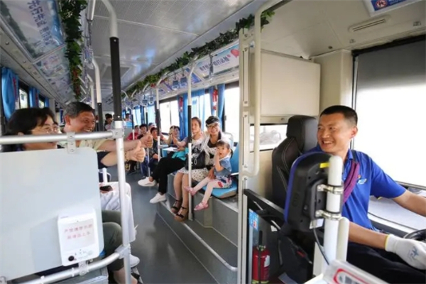 “五一”假期坚守岗位 青岛这些公交人为市民游客出行护航