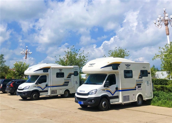 依维柯房车车友旅途奇遇：从哈密到草原再到雄楚的意外与温情