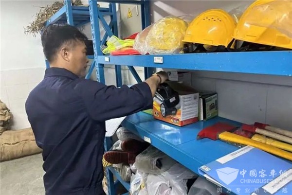 浦东杨高公交：“物防+技防”提升梅雨季节防汛能力