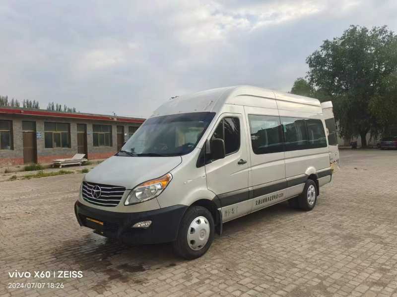 2024年1月 国六中型17座有天窗江淮6601营运车