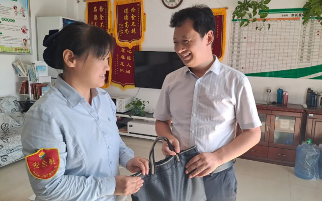 着急下车把包“丢” 郑州公交B3路驾驶员遆亚蓓暖心归还获赞扬