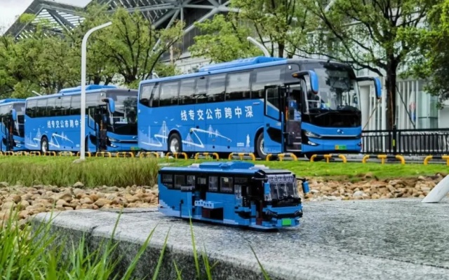 只因热爱！中山“公交迷”自制深中跨市公交车迷你模型