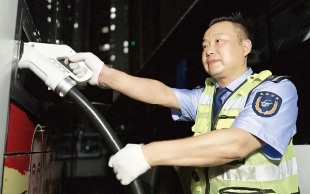 武汉公交充电工：时刻把安全放在第一