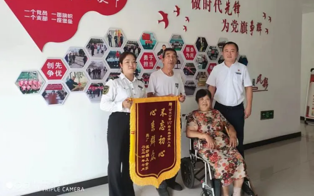 锦旗致谢！洛阳公交V17路班组温情服务让她感动