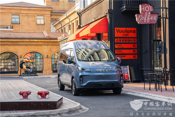 中秋团圆夜，有依维柯聚星在，一家人更安心