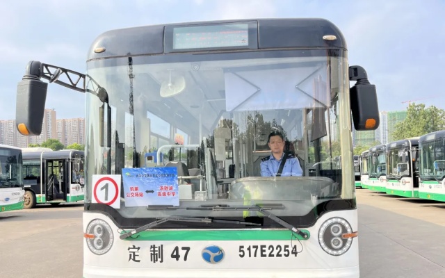 小区楼下直达学校门口，这条公交通学专线“护航”学子求学路