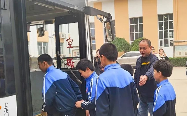 温暖专车：石家庄公交集团为特殊少年打造专属求学通道